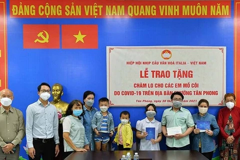 Expatriados vietnamitas en Italia y Chipre apoyan a huérfanos por Covid-19