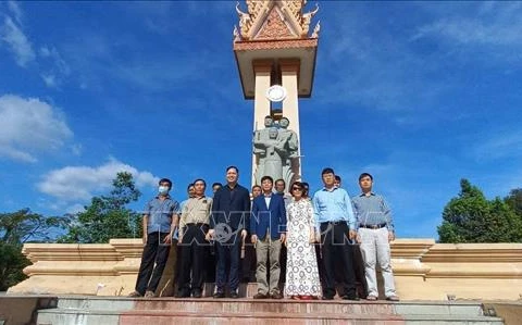 Rinden tributo a mártires vietnamitas fallecidos en Camboya