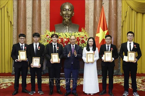 Presidente vietnamita otorga Orden de Trabajo a estudiantes galardonados de premios internacionales