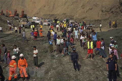 Myanmar acelera esfuerzos para buscar víctimas de deslizamientos de tierra en minas de jade