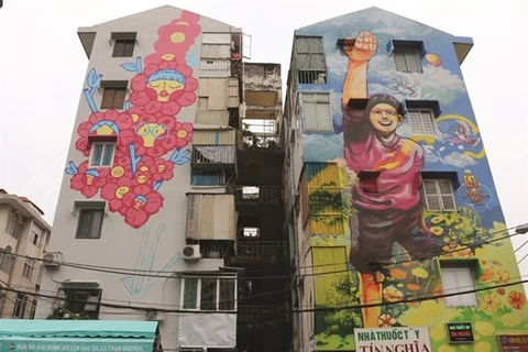 Murales coloridos embellecen antiguos edificios en Ciudad Ho Chi Minh