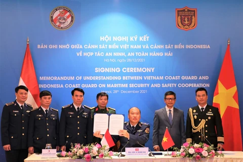 Guardias Costeras de Vietnam e Indonesia cooperan en seguridad marítima
