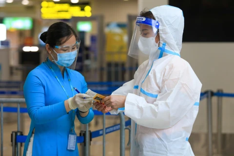 Eximen de pruebas del COVID-19 en Vietnam a pasajeros desde localidades sureñas