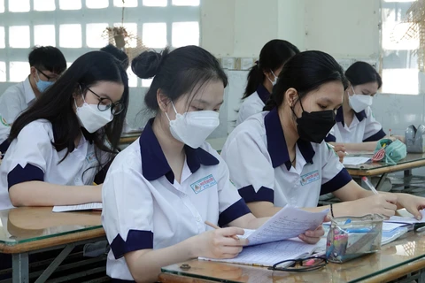 Más alumnos en Ciudad Ho Chi Minh regresan a la escuela