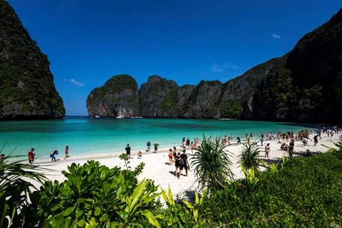 Tailandia permite a visitantes regresar a bahía Maya