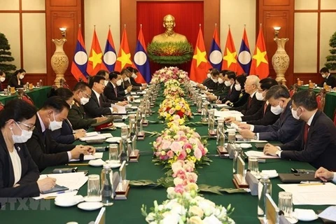 Visita oficial del premier laosiano a Vietnam evidencia lazos especiales binacionales