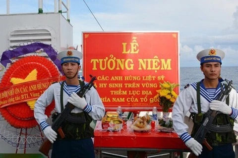 Rinden homenaje póstumo a mártires caídos en zonas marítimas del sur de Vietnam