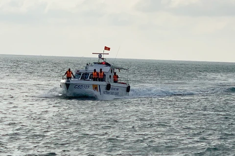 Rescatan a tres pescadores vietnamitas accidentados en mar 