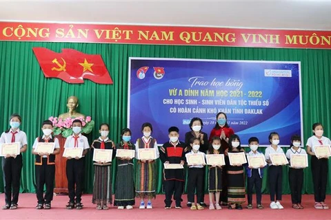 Entregan becas a alumnos con escasez económica en provincia vietnamita