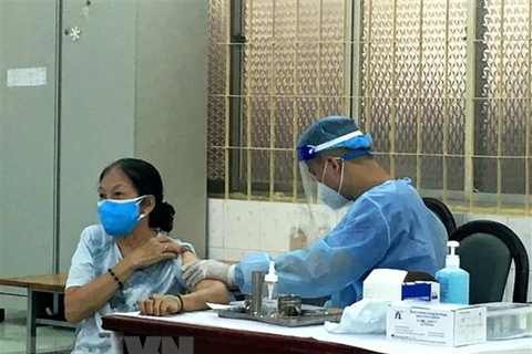 Ciudad Ho Chi Minh completará la vacunación contra el COVID-19 para el grupo de riesgo
