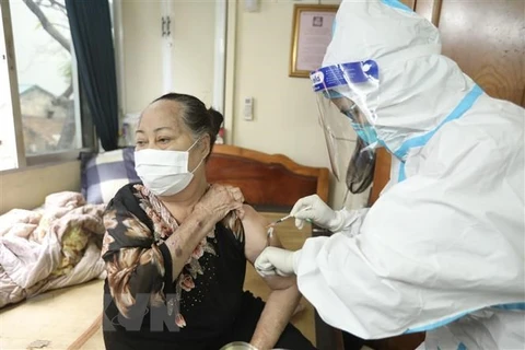 Localidades vietnamitas aceleran vacunación domiciliaria para grupos vulnerables