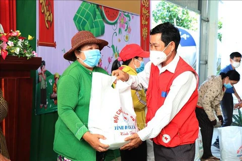 Vietnam brinda asistencia a beneficiarios de políticas sociales en ocasión de Tet