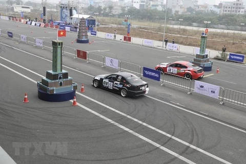 Campeonato de automovilismo Motorkhana entretiene a fanáticos de la velocidad en Hanoi