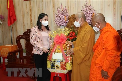 Vicepresidenta vietnamita entrega regalos a pobladores de Tra Vinh en ocasión del Tet