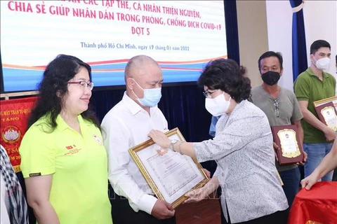 Ciudad Ho Chi Minh honra a voluntarios en lucha contra el COVID-19