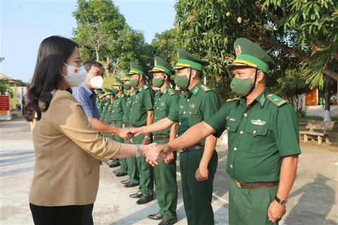 Vicepresidenta vietnamita brinda obsequios a pobladores en ocasión de Tet