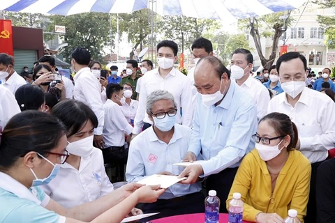 Presidente de Vietnam entrega regalos a trabajadores en Ciudad Ho Chi Minh en ocasión del Tet
