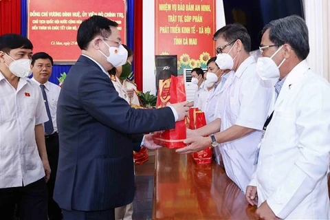 Presidente del Parlamento vietnamita felicita a fuerzas de seguridad y salud de Ca Mau por el Tet