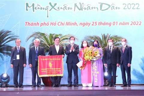 Autoridades de Ciudad Ho Chi Minh transmiten felicitaciones por el Tet a vietnamitas en ultramar