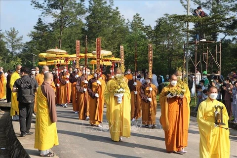 Miles asisten al funeral de maestro zen Thich Nhat Hanh