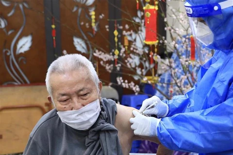 Instan a localidades vietnamitas a acelerar vacunación contra el COVID-19 durante el Tet