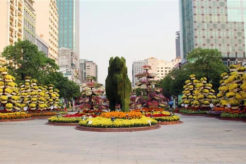 Calle de flores en Ciudad Ho Chi Minh da bienvenida al Año Nuevo Lunar