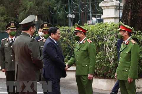 Premier vietnamita felicita a la policía y personal médico en Hanoi por Tet