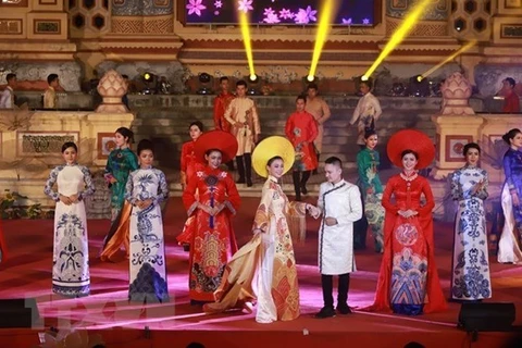Identidad nacional se refleja en el Ao Dai, túnica tradicional de mujeres vietnamitas