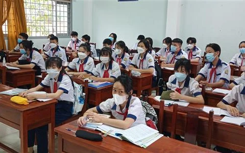 Jardines de infantes y escuelas primarias en Vietnam reabren para recibir a alumnos