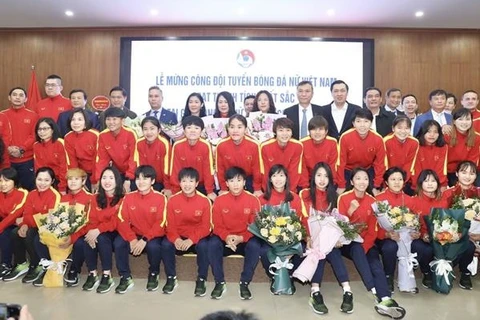 Entregan premios a selección femenina de fútbol de Vietnam por sus excelentes logros