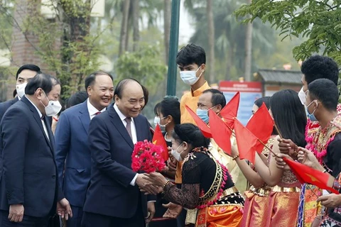 Presidente vietnamita asiste al festival primaveral de solidaridad nacional 