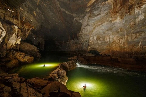 Recorridos nocturnos en kayak por la cueva de Phong Nha ofrecen una nueva experiencia
