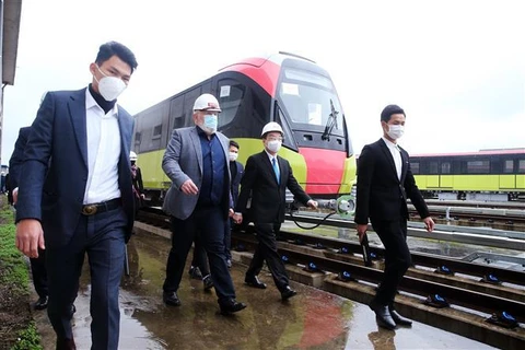 Vicepresidente ejecutivo de Comisión Europea visita proyecto de ferrocarril urbano Nhon-Hanoi