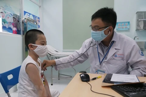 Felicitan a galenos de Hanoi por el Día del Médico Vietnamita