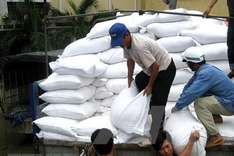 Suministran arroz a provincias centrales vietnamitas afectadas por el COVID-19