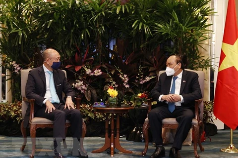 Presidente vietnamita dialoga con empresas líderes singapurenses en finanzas y energías