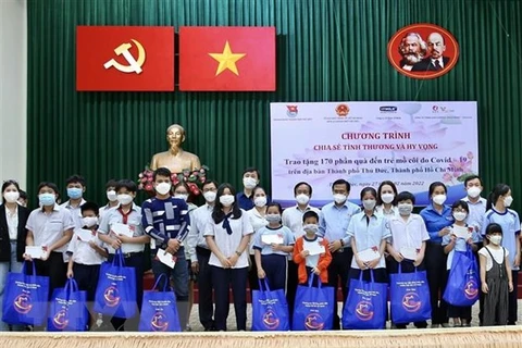 Entregan donaciones a niños huérfanos por COVID-19 en Ciudad Ho Chi Minh