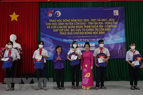 Otorgan becas a estudiantes desfavorecidos en isla vietnamita de Con Dao