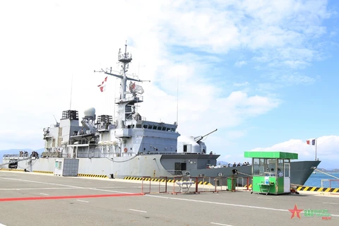 Fragata de la Marina francesa realiza visita a provincia vietnamita de Khanh Hoa