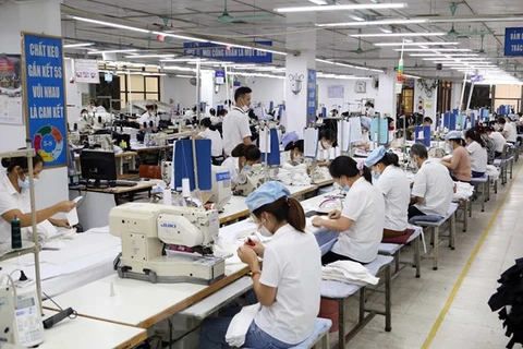 Empresas vietnamitas se adaptan a escasez de trabajadores por COVID-19