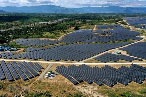Revisan proyectos de energía solar, eólica e hidroeléctrica en Vietnam