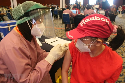 Indonesia fija objetivo de vacunar a toda la población en marzo