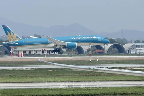 Llega a Vietnam primer vuelo de rescate para vietnamitas en Ucrania