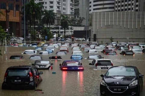Capital malasia golpeada por inundaciones repentinas