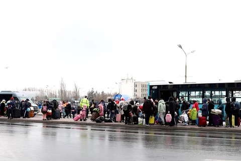 Apoyan a vietnamitas evacuados desde Ucrania a Rusia