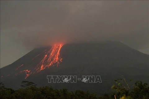 Cientos de personas evacuadas por erupción de volcán Merapi en Indonesia