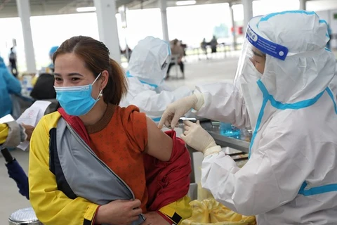 Vietnam acelera inyección de tercera dosis de vacuna contra el COVID-19 para la población