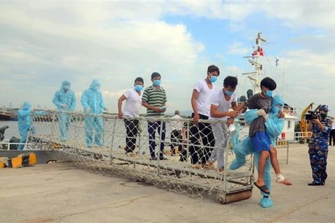 Rescatan a seis pescadores accidentados en aguas vietnamitas de Truong Sa