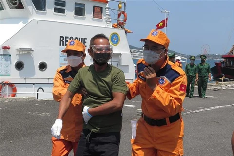 Rescatan en aguas vietnamitas a marinero extranjero con problema de salud severo