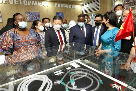 Presidente de Sierra Leona visita zona de alta tecnología de Ciudad Ho Chi Minh